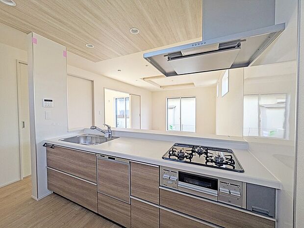 吊戸棚で視界を遮らず、パノラマ感を重視したタイプのキッチンスペース。 