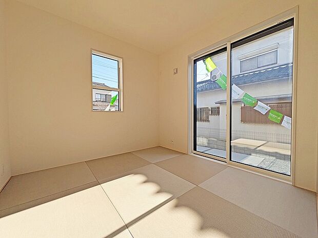 大きな窓から明るい日差しが差し込みます 