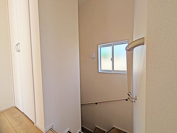 階段には手すりがついています 