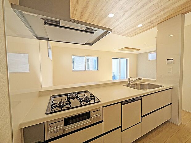 吊戸棚で視界を遮らず、パノラマ感を重視したタイプのキッチンスペース。 