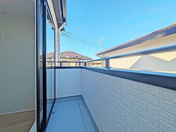 ダブルバルコニーを採用した物件。