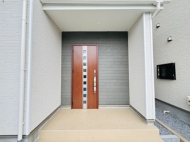 ポーチのついた新築分譲物件。玄関の印象はいかがでしょうか?入口からご覧ください。