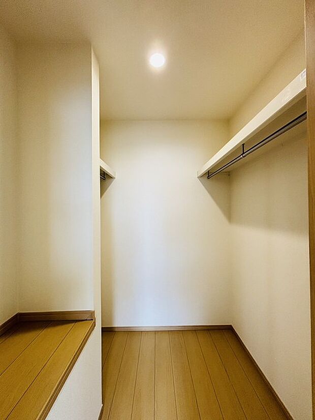 収納力と使い勝手がうれしいウォークインクローゼットがあります