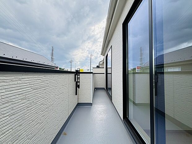 南向きバルコニーでお洗濯ものはいつもカラッと乾きます。