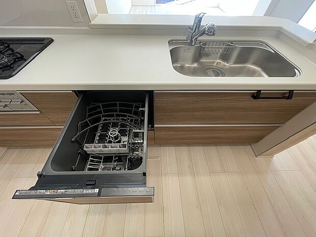 食器洗乾燥機付きでご家族の食器もスッキリピカピカに。