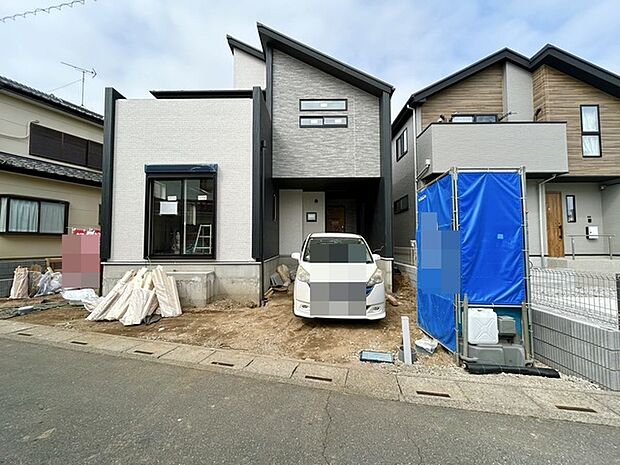 駐車場は2台まで駐車可能。マイカーの車幅もお確かめください。