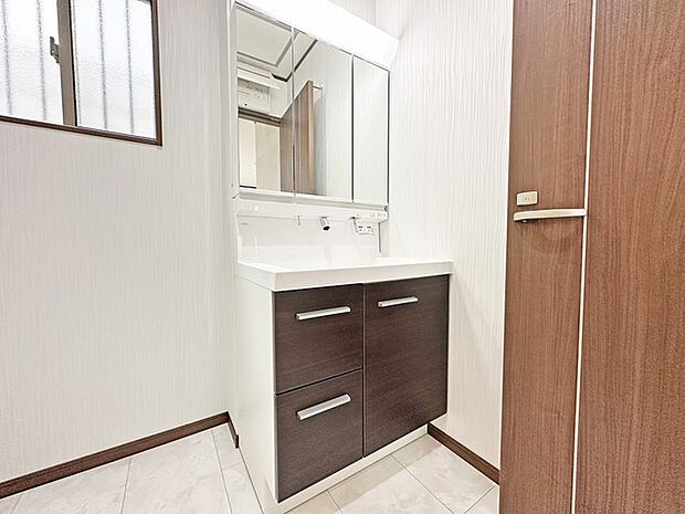 たっぷりの収納を設けたシャワー付洗面台で快適な暮らし。  