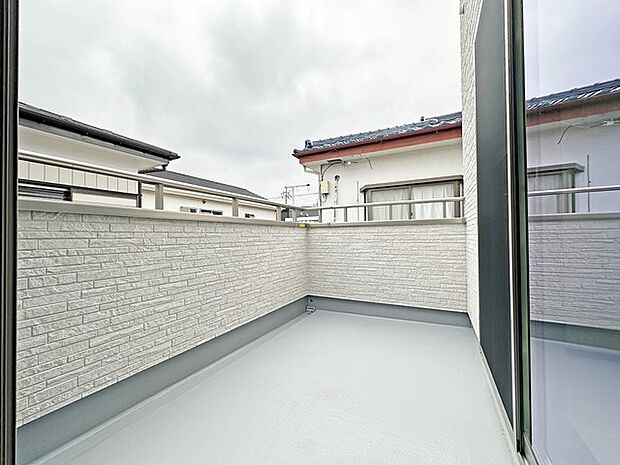 南側に面したワイドな幅のバルコニー、カラッと洗濯物が乾きそう。 