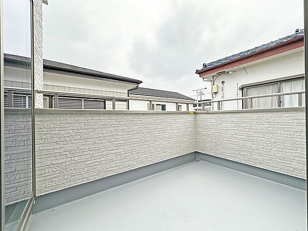 南側に面したワイドな幅のバルコニー、カラッと洗濯物が乾きそう。 