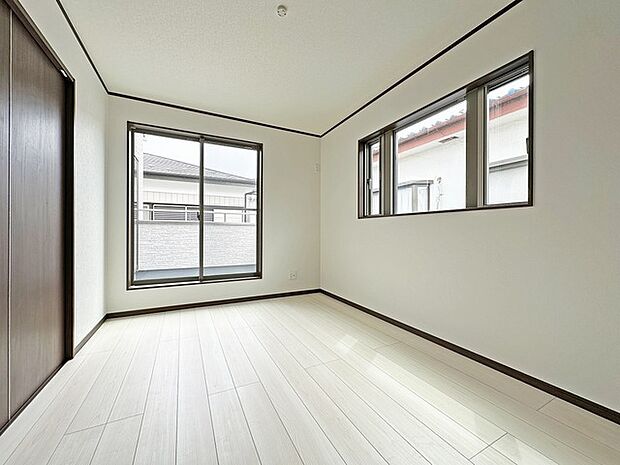 大きな窓から明るい日差しが差し込みます 