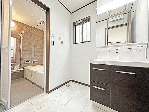 洗面室にはうれしいリネン収納があります。 