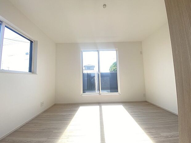 新築の木の匂いのする室内。写真では伝わらないので、ぜひ現地でお確かめください。