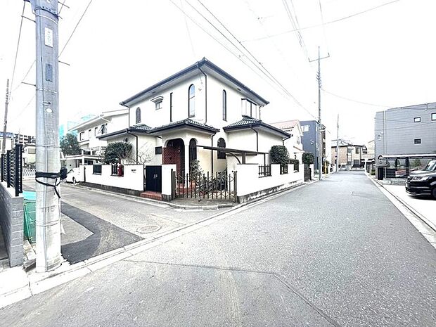 穏やかな街並みに調和する、落ち着いた佇まい