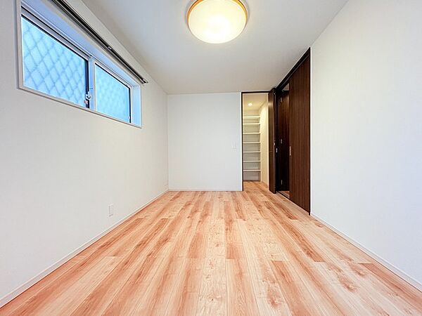 大事な日当たりは、大きな窓から。誰のお部屋にしましょう。
