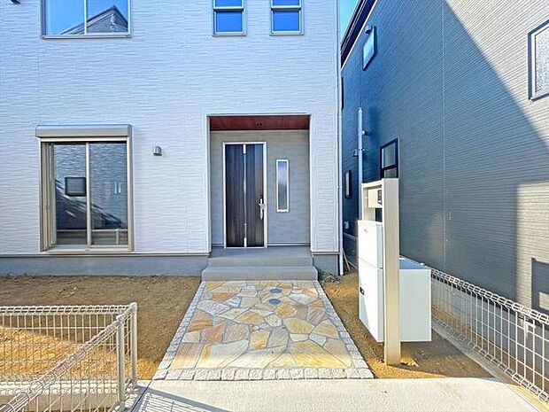 アプローチからの玄関がおしゃれな住宅。出発も帰宅も楽しみになるかも。