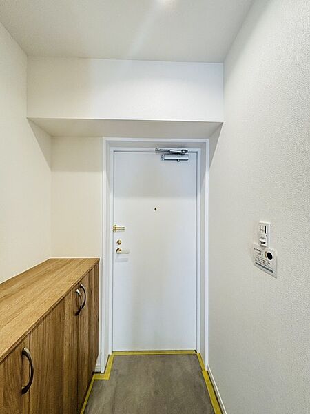 収納のある機能的な玄関。上り框は低めになっています。