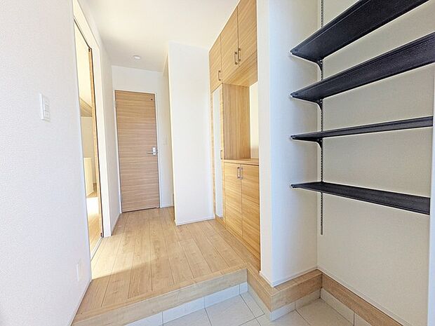 靴がしっかり収まるから、散らかりがちな玄関もスッキリ。 