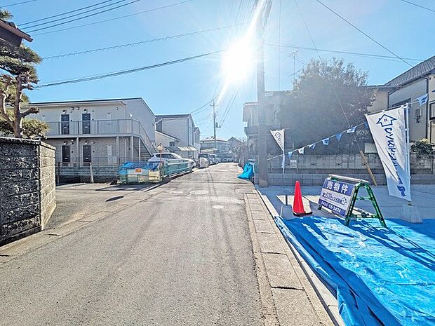 幅員の狭い道ですが、車通りの少ない住宅街に立地してます。 