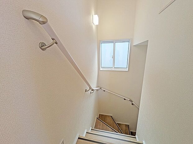 階段には手すりがついています 