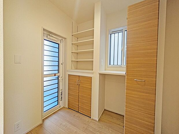 勝手口があればキッチンから出たゴミを、サッと外へ。キッチンはいつも清潔キレイ。 