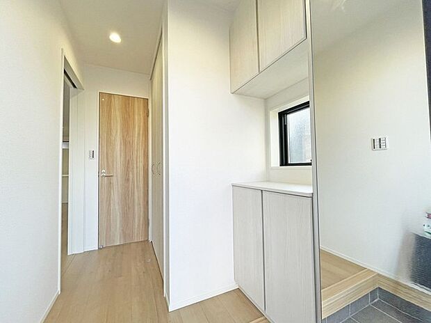 靴がしっかり収まるから、散らかりがちな玄関もスッキリ。