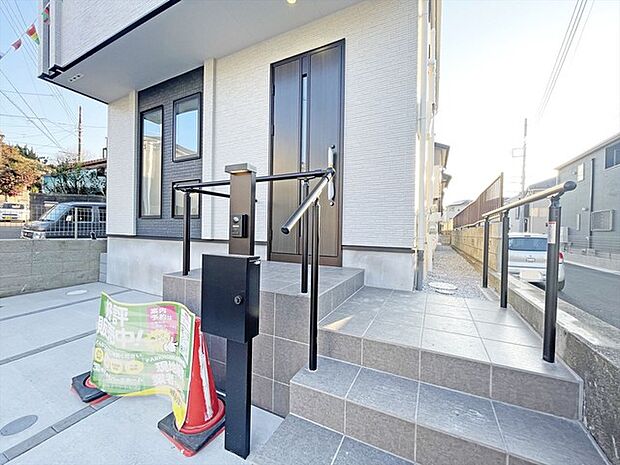 アプローチからの玄関がおしゃれな住宅。出発も帰宅も楽しみになるかも。