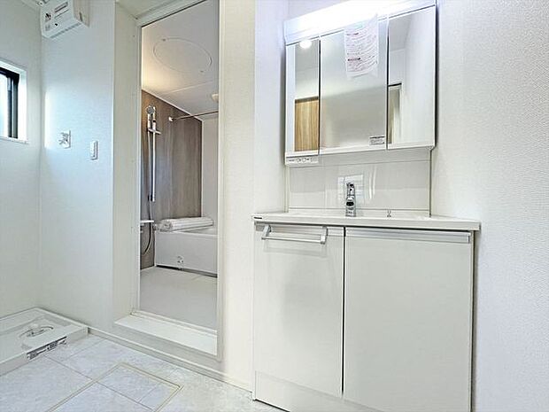 三面鏡にハンドシャワー付き、 使いやすい洗面台。 