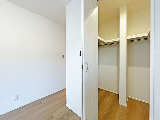 収納力と使い勝手がうれしいウォークインクローゼットがあります