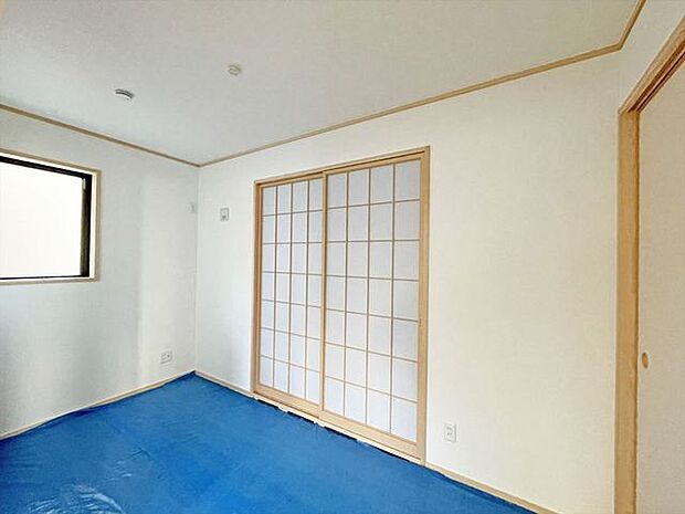 新築の木の匂いのする室内。写真では伝わらないので、ぜひ現地でお確かめください。