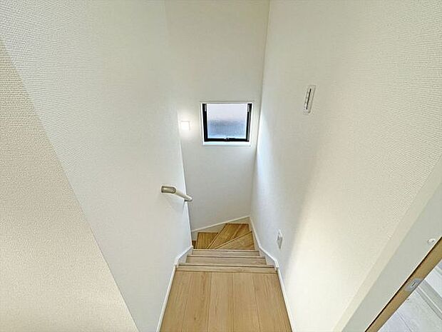 階段には手すりがついています