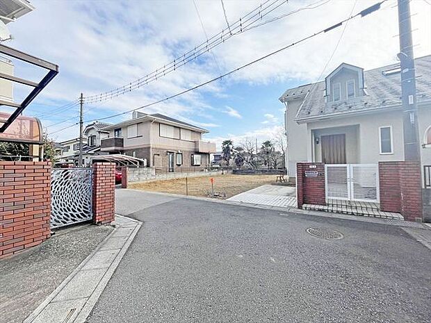 車通りの少ない閑静な住宅地、のびのびした子育てに適します。