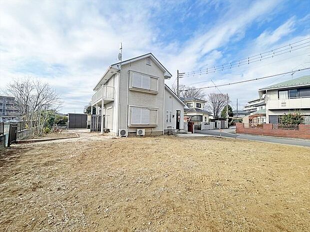 幹線道路から1本入った現地は、想像以上に静かに感じられます。