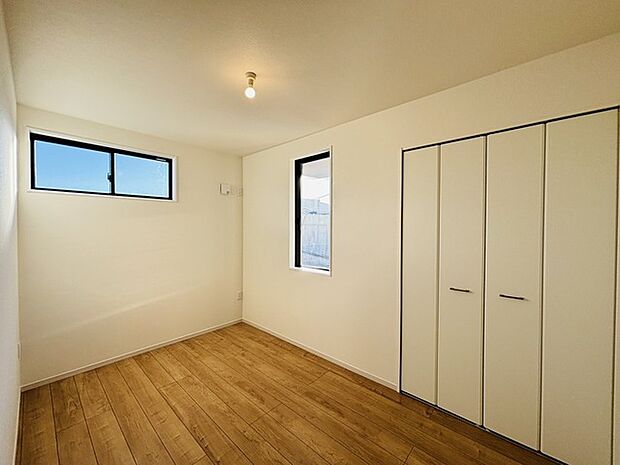 新築の木の匂いのする室内。写真では伝わらないので、ぜひ現地でお確かめください。 