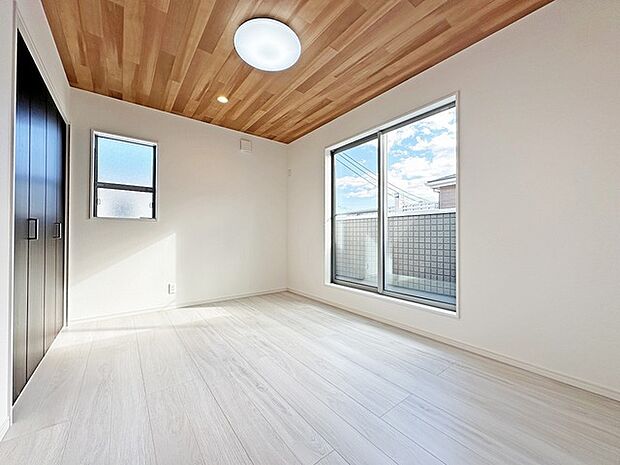 新築の木の匂いのする室内。写真では伝わらないので、ぜひ現地でお確かめください。