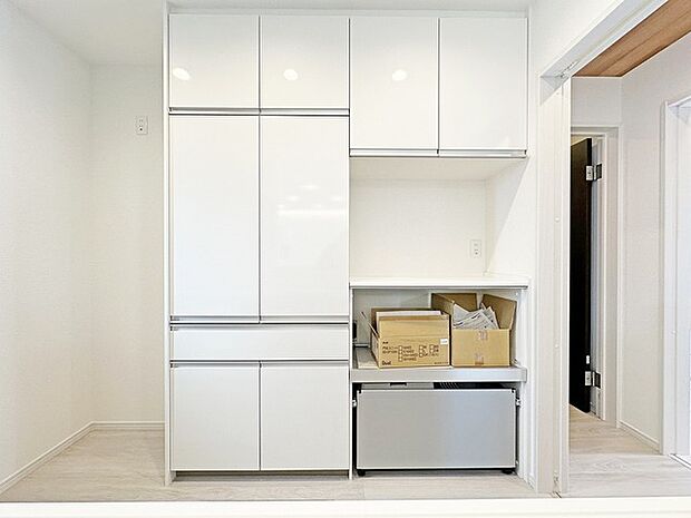 キッチン後ろにはパントリー収納。食品の蓄えは防災用としても。