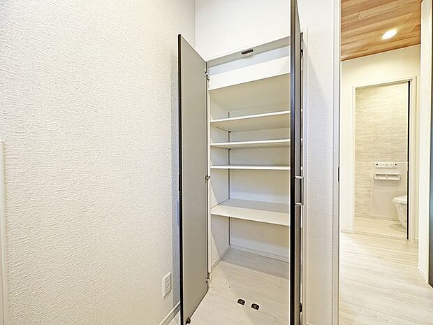 さっと物がしまえる共用部分の収納、新生活で大活躍するでしょう。