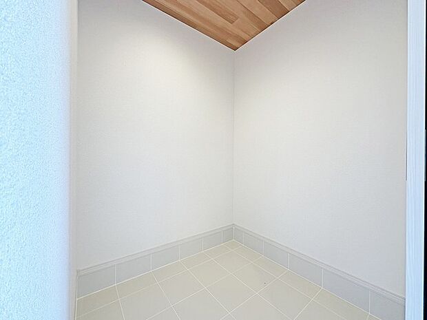 収納力と使い勝手がうれしいウォークインクローゼットがあります