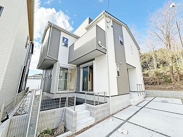 ポーチのついた新築分譲物件。玄関の印象はいかがでしょうか?入口からご覧ください。