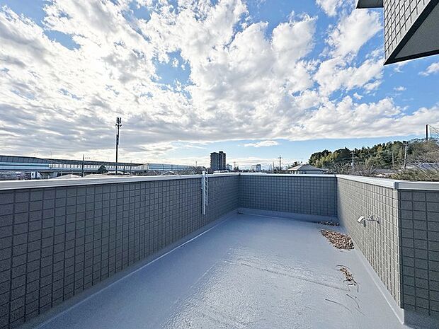 屋上バルコニーは辺りの屋根を見下ろすパノラマ。