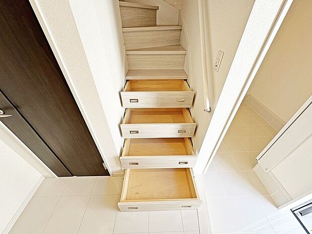 こちらの物件は珍しい階段収納がございます。 収納力を現地にてご確認ください