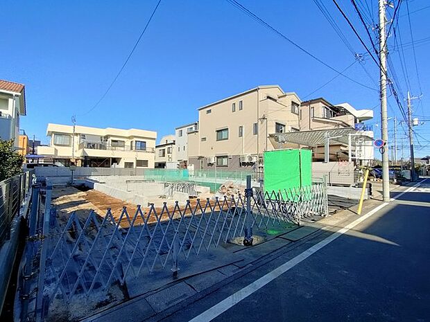 駐車が苦手な方にも嬉しい、前面6ｍ道路に面した住まい。 