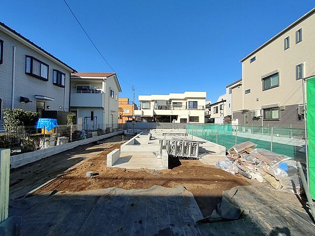 車通りの少ない閑静な住宅地、のびのびした子育てに適します。 