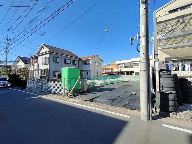 幹線道路から1本入った現地は、想像以上に静かに感じられます。 
