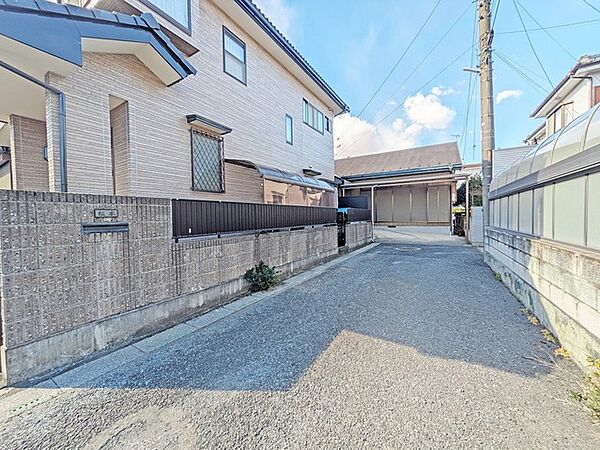 幅員こそやや狭くても、その分交通量が少なくて安心。