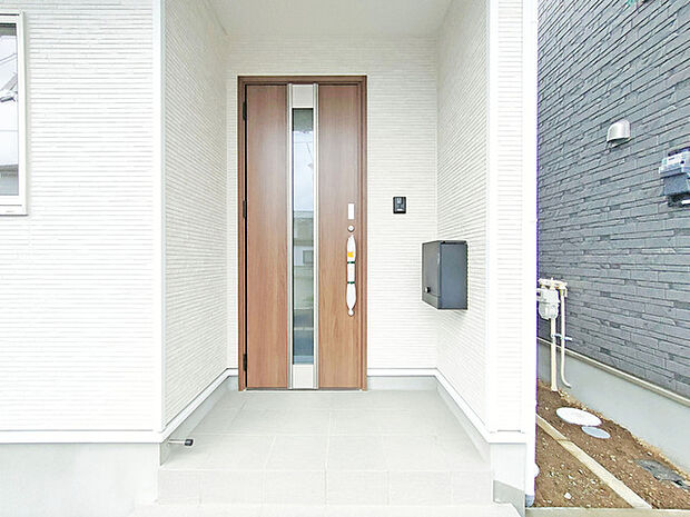 この扉を開けると、新築の木の匂いが待ってます。