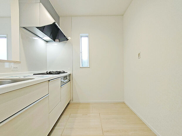 リビングで遊ぶお子様を見守りながらお料理ができる、対面キッチン。