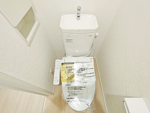もちろんウォシュレット機能付き。憩いの場としてひそかに注目度の高いお手洗いにもご注目ください。