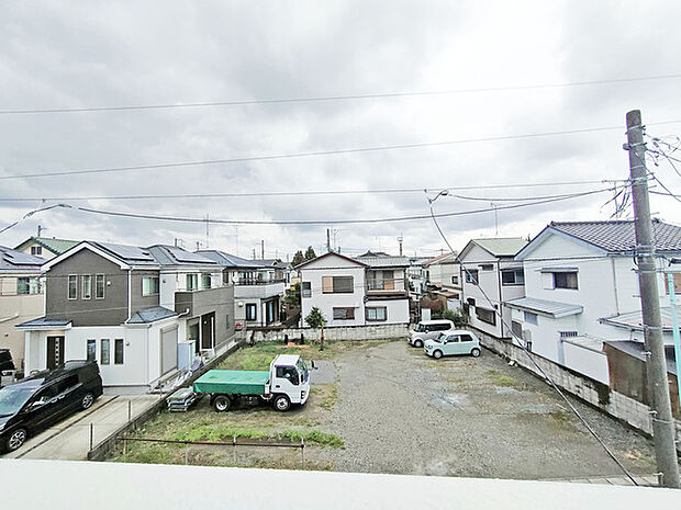 車通りの少ない閑静な住宅地、のびのびした子育てに適します。