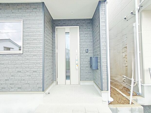 ポーチのついた新築分譲物件。玄関の印象はいかがでしょうか?入口からご覧ください。