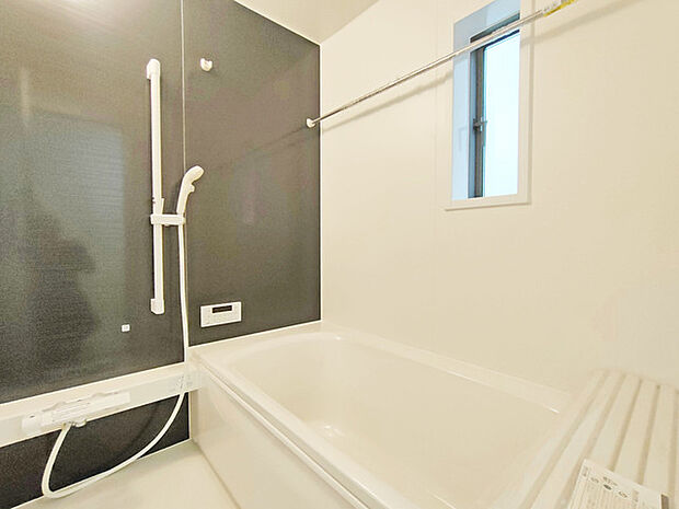 広々1坪タイプのゆったり浴室ユニット。防カビ・抗菌素材なのもうれしい。